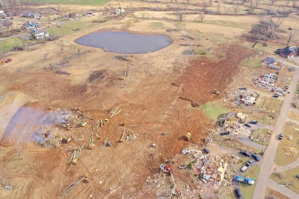 Docenas de casas están enterradas en un vertedero en el campo de golf de Emma Talley en Kentucky, donde se están reconstruyendo después de un devastador tornado.