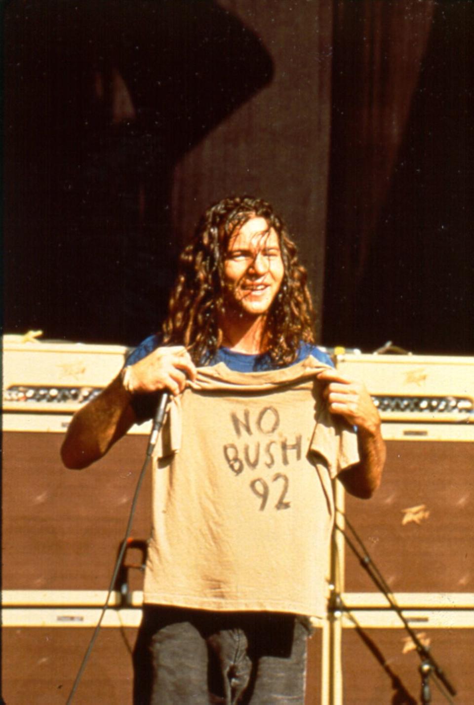 51 Rarely Seen Backstage Photos of Grunge Bands in the 90s