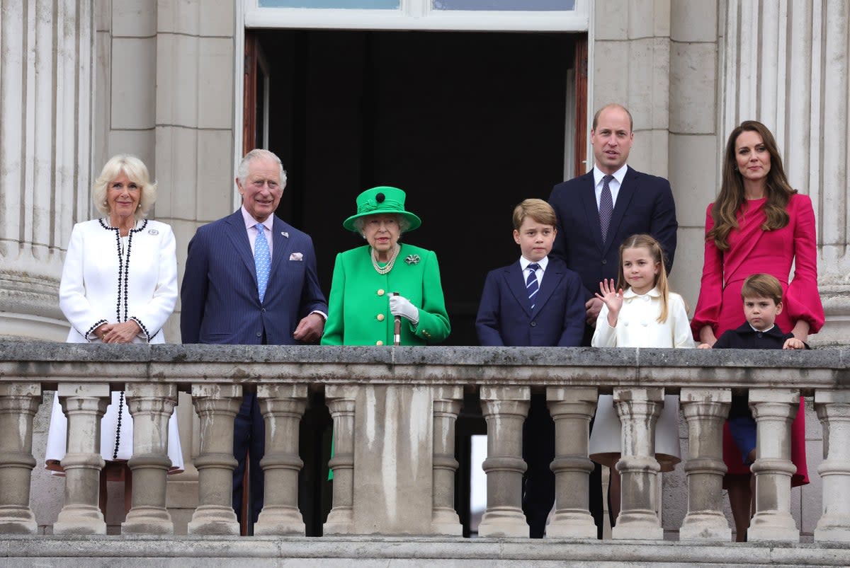 La duquesa de Cornualles, el príncipe de Gales, la reina, el príncipe George, el duque de Cambridge, la princesa Charlotte, el príncipe Louis y la duquesa de Cambridge (PA Wire)