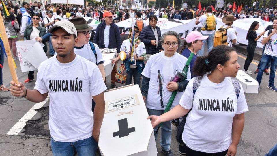 Los manifestantes también reclamaron medidas de protección efectivas para indígenas y líderes sociales, blanco de una ola de asesinatos que se ha cobrado la vida de decenas de ellos.