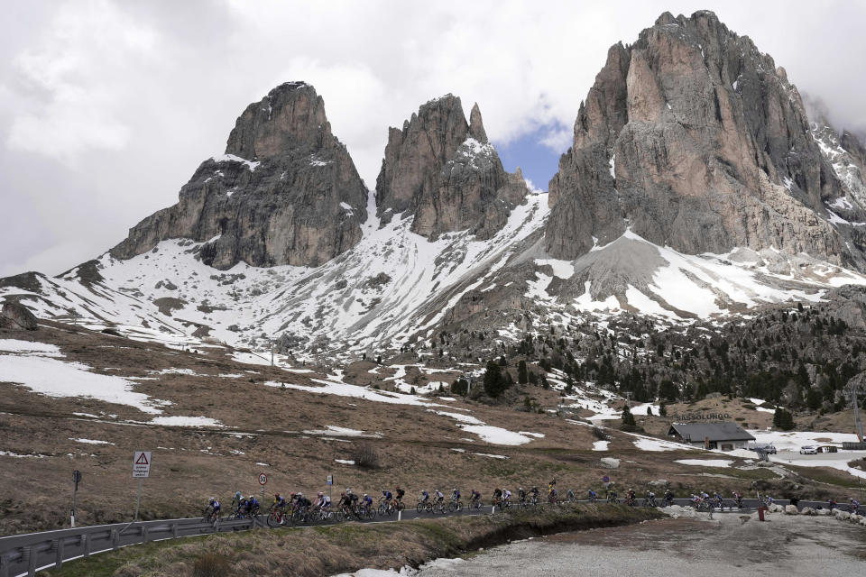 The pack of riders climbs the Sella Pass during the 17th stage of the Giro d'Italia from Selva di Val Gardena to Passo Brocon, Italy, Wednesday, May 22, 2024. (Fabio Ferrari/LaPresse via AP)