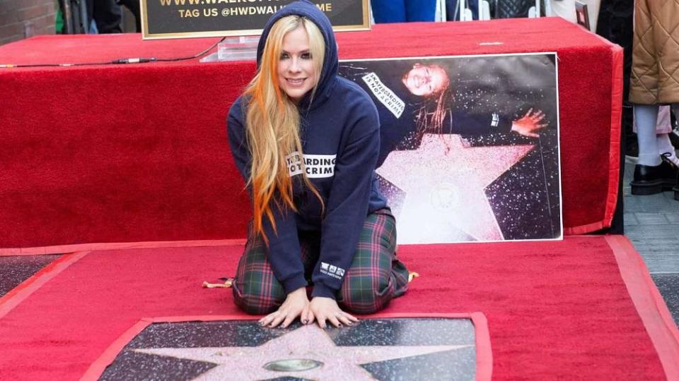  Avril Lavigne打手印留名星光大道。