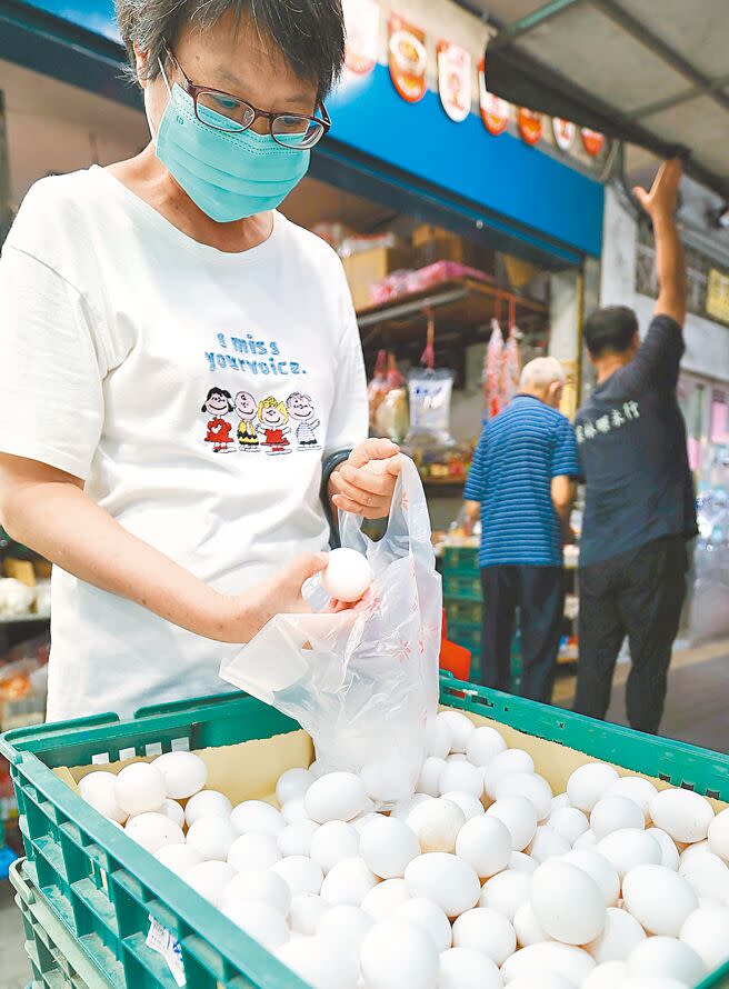 近期雞蛋生產過剩，雞蛋價格持續走跌，產地價及批發價已來到每台斤27.5元及37元。台北市蛋商公會25日將再討論蛋價，可能再降3元。圖為民眾選購雞蛋。（陳俊吉攝）