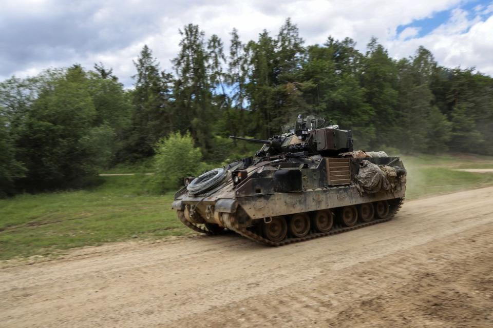 The US government is considering sending M2 Bradley fighting vehicles to Ukraine. Former White House defense budget analyst pointed out that Bradley has a large inventory in the US, so there are no problems with the offer. Image: Reposted from @NOELreports Twitter