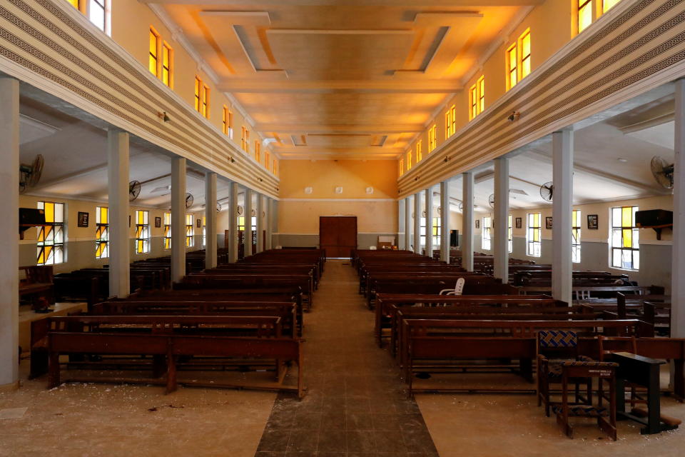 <p>El ataque continuó en el interior de la iglesia, repleta de feligreses en ese momento. Los testigos aseguran que también se oyó el estallido de una bomba. (Foto: Temilade Adelaja / Reuters).</p> 