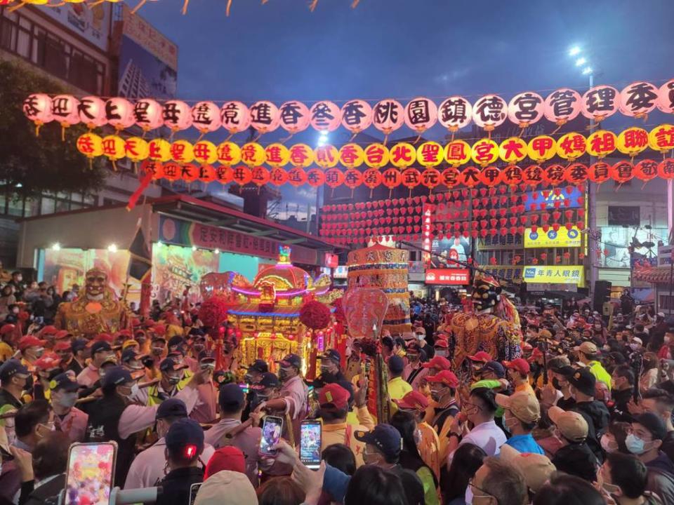 大甲媽祖遶境，所到之處萬名信眾追隨。(游定剛拍攝)