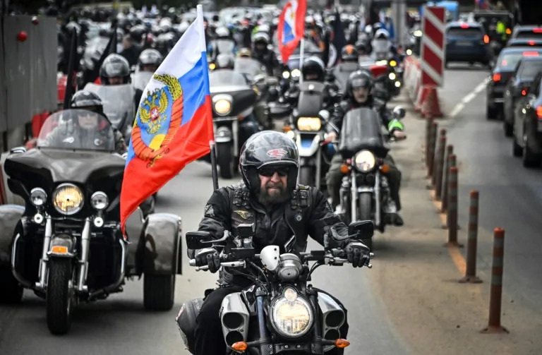 Eine Gruppe von Putin-loyalen Motorradfahrern ist von Moskau zu einer Rally aufgebrochen, die sie bis nach Berlin führen soll. Die Kolonne besteht aus Mitgliedern des Clubs Nachtwölfe, der Kreml-Chef Putin vehement unterstützt.