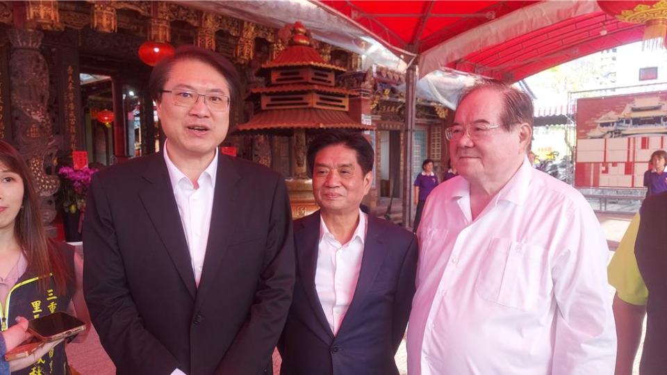 先嗇宮董事長李乾龍（右）、內政部長林右昌（左）與立委吳琪銘（中）受訪。（張鎧乙攝）