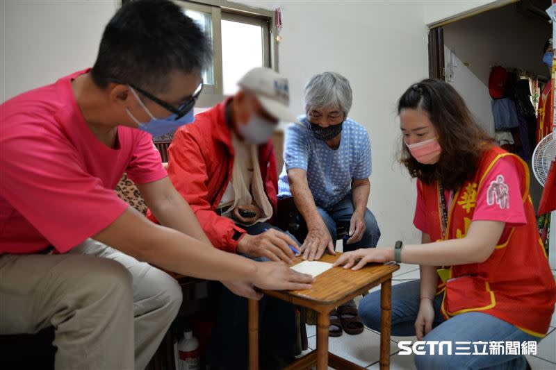 （上圖）吳阿嬤餵弟弟吃自己煮的麵線；（下圖）華山基金會協助兩人重逢，姊弟倆相當感動、感謝。（圖／華山基金會授權提供）