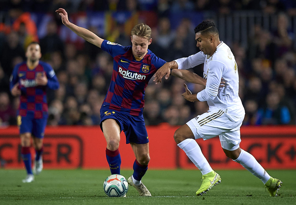 BARCELONA, SPAIN - DECEMBER 18: Frankie de Jong (L) of Barcelona competes for the ball with Casemiro of Real Madrid during the Liga match between FC Barcelona and Real Madrid CF at Camp Nou on December 18, 2019 in Barcelona, Spain. (Photo by Pablo Morano/MB Media/Getty Images)