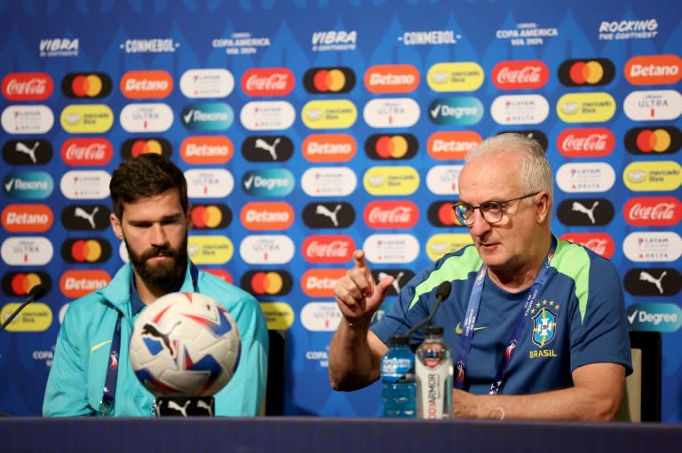 Dorival Junior (izquierda) y Alisson en la conferencia previa al duelo de Brasil y Colombia. (EZRA SHAW)