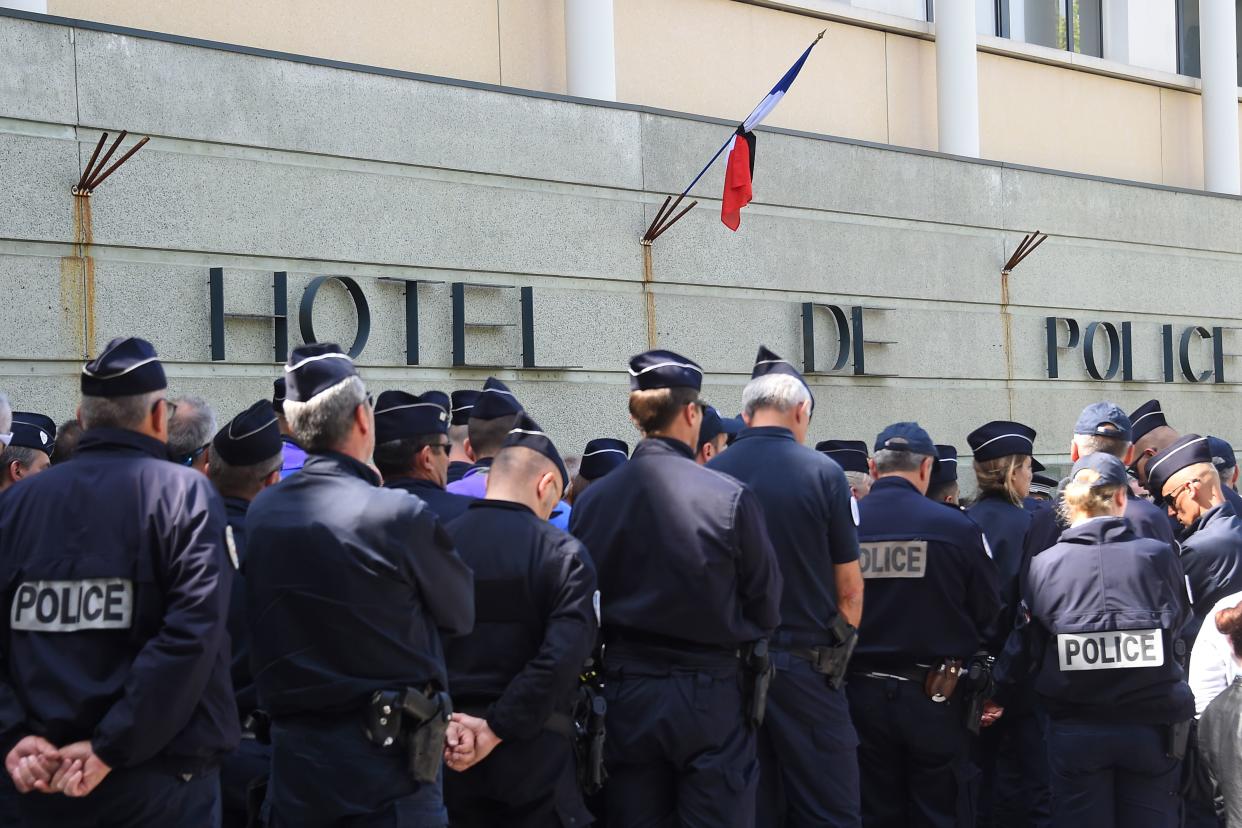 Recueillement de policiers après le suicide d'un collègue, en avril 2019 à Montpellier (Photo by SYLVAIN THOMAS / AFP)