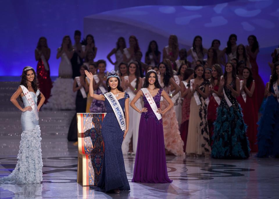 "Lorsque j'étais jeune, j'était très heureuse car de nombreuses personnes m'ont aidée, et j'espère qu'à l'avenir je pourrai aider d'autres enfants à être heureux", avait déclaré, au cours de la finale, Miss Monde 2012, qui portait une somptueuse robe bleue.