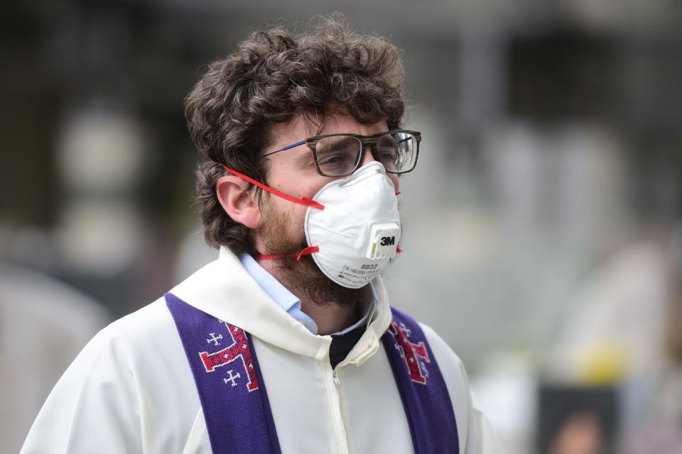 Un sacerdote lleva una mascarilla protectora durante un funeral en el cementerio de Grassobbio, Lombardía, durante la crisis del coronavirus. (PIERO CRUCIATTI/AFP via Getty Images)