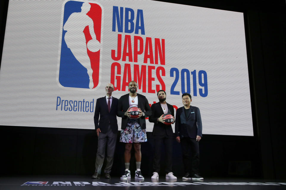 De izquierda a derecha, el comisionado de la NBA Adam Silver, los jugadores P. J. Tucker, de los Rockets de Houston, y Fred VanVleet, de los Raptors de Toronto, así como el presidente y director de Rakuten, Inc., Mickey Mikitani, posan para la foto durante una recepción de bienvenida para una serie de partidos entre los Raptors y los Rockets en Tokio, Japón, el lunes 7 de octubre de 2019. (AP Foto/Kiichiro Sato)