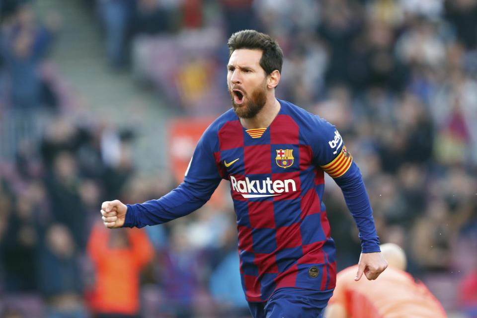 Lionel Messi del Barcelona celebra tras anotar el primer tanto del cuadro en el partido de La Liga Española contra el Eibar, en Barcelona, el sábado 22 de febrero de 2020. (AP Foto/Joan Monfort)