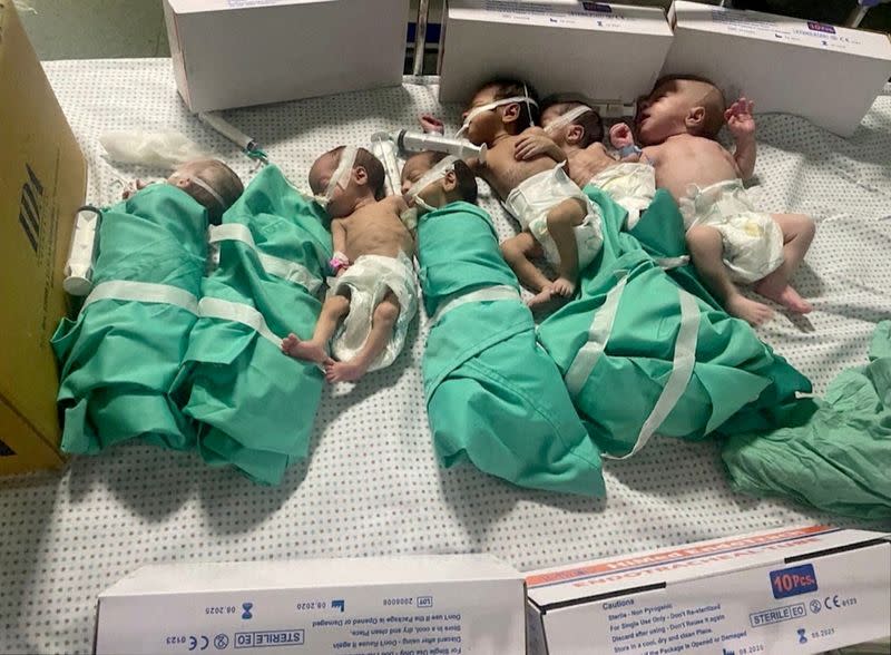 Recién nacidos son colocados en la cama después de ser retirados de las incubadoras en el hospital Al Shifa de Gaza tras un corte de energía, mientras continúa el conflicto entre Israel y el grupo islamista palestino Hamás, en la ciudad de Gaza