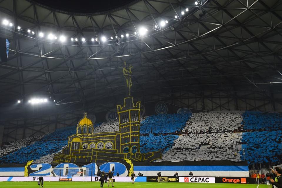 Alors là, le moins que l’on puisse dire, c’est que les supporters marseillais ont fait très fort pour célébrer les 120 ans du club. Les tifos, représentant le fondateur du club et Notre-Dame de la Garde sont à couper le souffle. Chapeau. De quoi galvaniser le 11 marseillais.