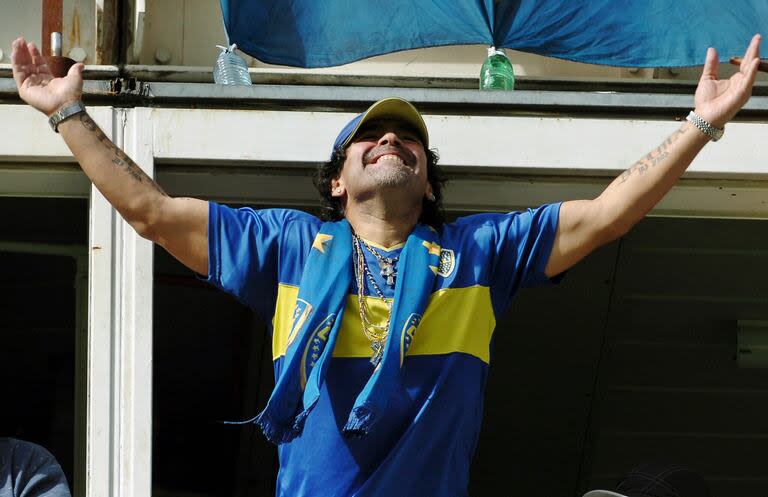 BAS03 - BUENOS AIRES (ARGENTINA)25/04/07 - Fotografía de archivo (26/03/06), del ex jugador, Diego Armando Maradona, durante el encuentro que entre Boca Juniors y River Plate, en el estadio de La Bombonera en Buenos Aires. La clínica psiquiátrica Avril, donde Maradona se encuentra ingresado desde el sábado pasado, desmintió hoy 25 de abril de 2007, un rumor sobre la muerte del ex futbolista que llegó a algunos medios de comunicación locales. EFE/Leo La Valle.