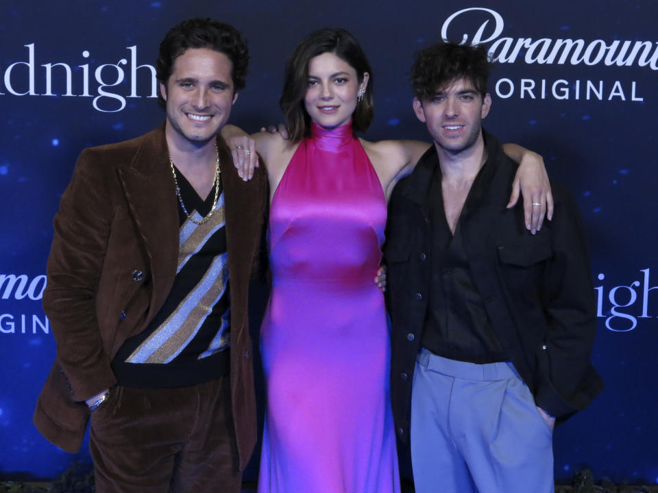 El actor mexicano Diego Boneta, de izquierda derecha la actriz estadounidense Monica Barbaro y el director Jonah Feingold posan en la alfombra de la premiere de "At Midnight" en la Ciudad de México el 9 de febrero de 2023. (Foto AP/Berenice Bautista)