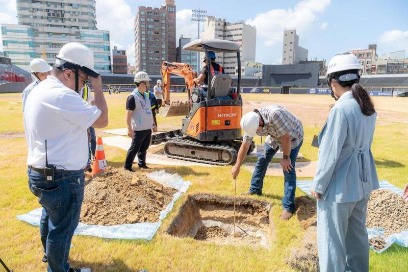 新竹棒球場爭議延燒，近日市府公布大聯盟場務專家報告，卻被酸都是去年就已經知道的問題。（新竹市府提供）