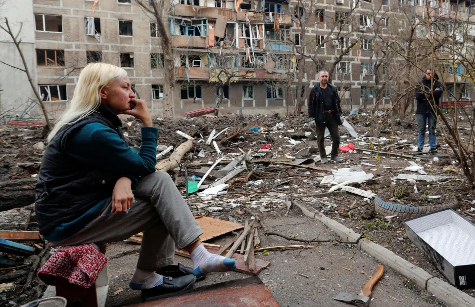 Zivilisten schauen am vergangenen Montag in Mariupol, was bisher übrigblieb: Ein Platz nach Beschuss (Bild: REUTERS/Alexander Ermochenko)