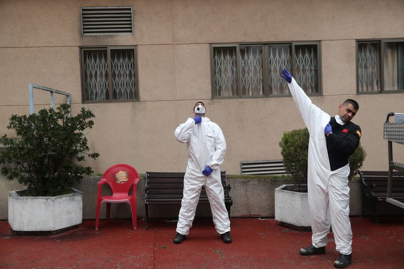 Miembros de la Unidad Militar de Emergencia (UME) se preparan para desinfectar el interior de un asilo durante el confinamiento en medio del brote de la enfermedad coronavirus (COVID-19), en Madrid, España