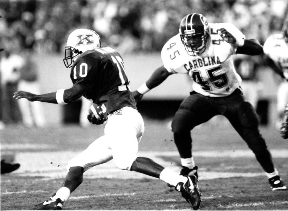 Kentucky running back Moe Williams (10) ran for 1,600 yards in 1995, his final season in blue and white before turning pro.