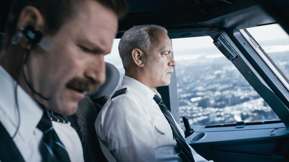 Wie erzählt man eine Geschichte, deren Ausgang jeder kennt, dennoch hochspannend? Mit "Sully" gelang Clint Eastwood das Kunststück, die Hudson-Notlandung US-Airways-Flug 1549 im Jahr 2009 als nervenzerreißenden Thriller zu inszenieren - auch dank eines tollen Tom Hanks (rechts, mit Aaron Eckhart) als heldenhaftem Piloten Chesley Sullenberger. (Bild: 2016 Warner Bros. Entertainment Inc., Village Roadshow Films North America Inc. and RatPac-Dune Entertainment LLC)