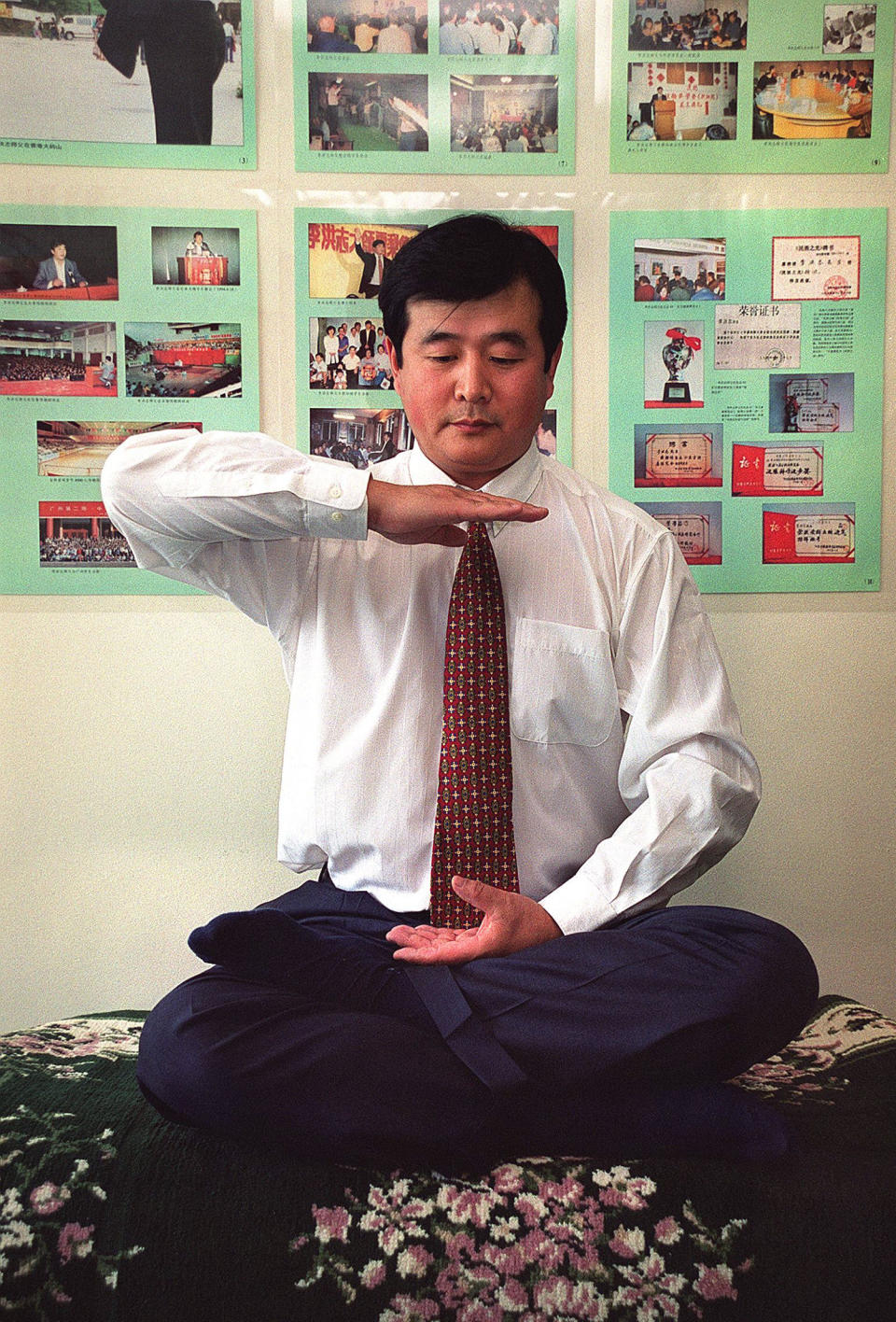 Li Hongzhi poses during an interview  (Henny Ray Abrams  / AFP via Getty Images)