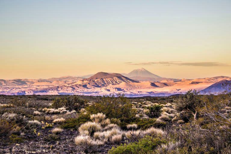 El desierto volcánico de alrededor de la cueva