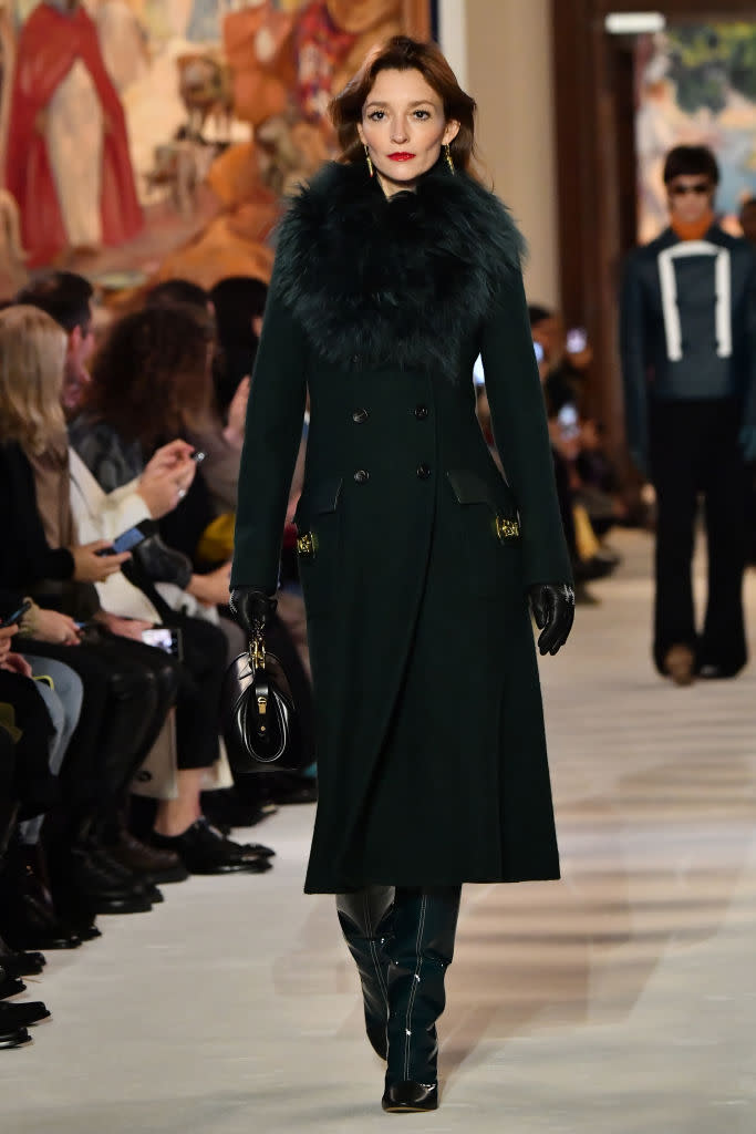 C’est dans un long manteau vert bouteille et cintré qu’Audrey Marnay a arpenté l’allée-podium de la Manufacture des Gobelins. Le top model français, qui aura 40 ans en octobre prochain, a participé au défilé Lanvin et continue de vivre la Paris Fashion Week à 100%. Elle avait également été aperçue lors du vernissage de l’exposition consacrée à Christian Louboutin, en début de semaine. ©Getty Images