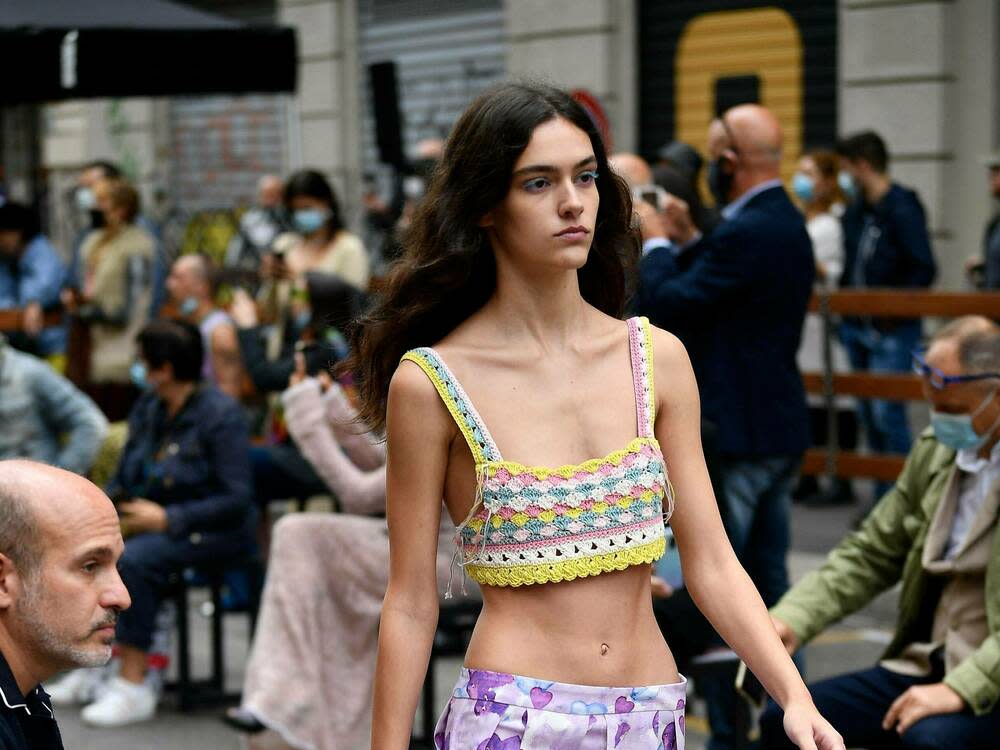 Häkeltops, wie sie auf zahlreichen Laufstegen der Frühjahrs-Fashionweeks zu sehen waren, sind 2021 im Trend. (Bild: imago images/Shutterstock)