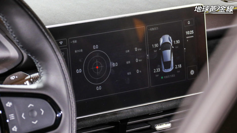 10.25吋中央觸控螢幕為Emira V6 First Edition標準配備。(攝影/ 陳奕宏)
