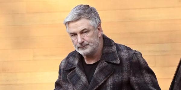 Rust: no se descarta que Alec Baldwin reciba cargos por homicidio tras disparar arma real en el set