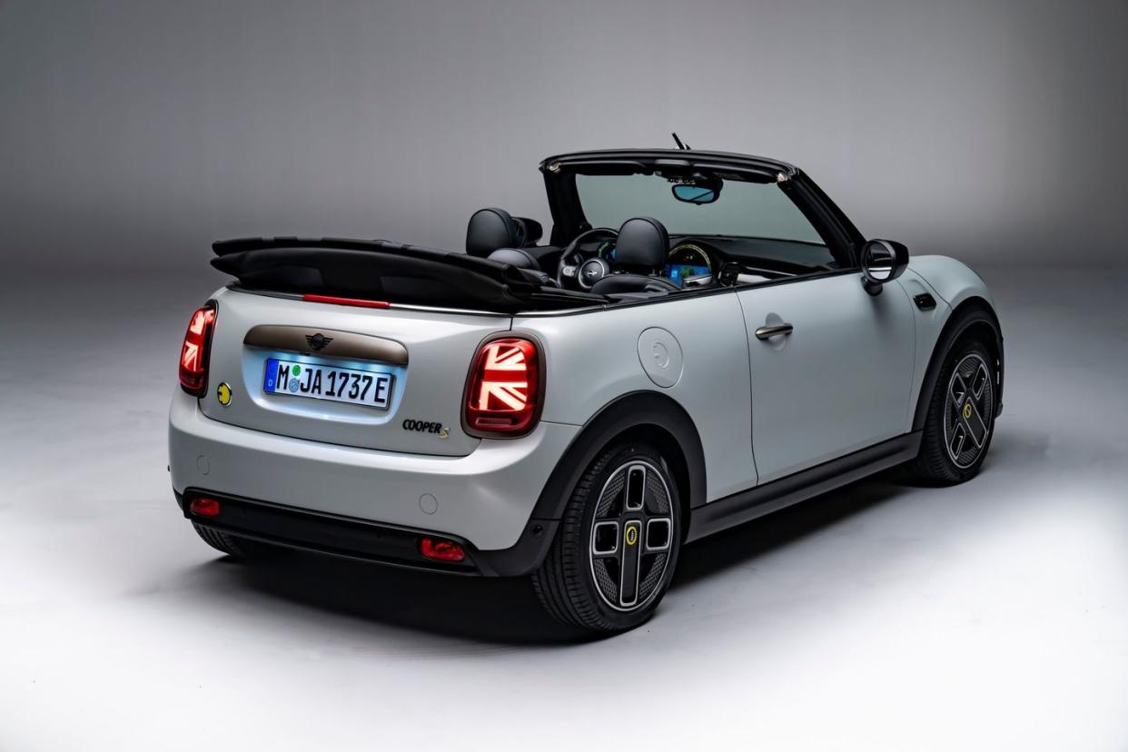 2023 mini cooper se convertible ev