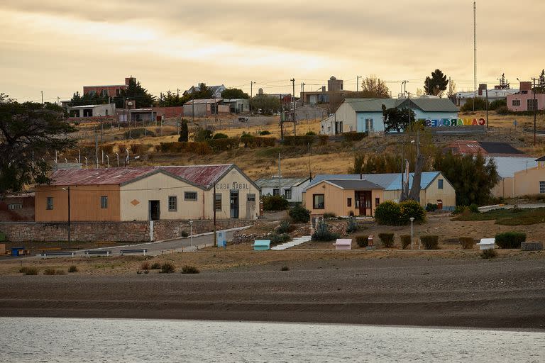 Casa Rabal es un punto de encuentro del pequeño pueblo de Camarones, cuyos 1800 habitantes viven al ritmo de las mareas y el salmón