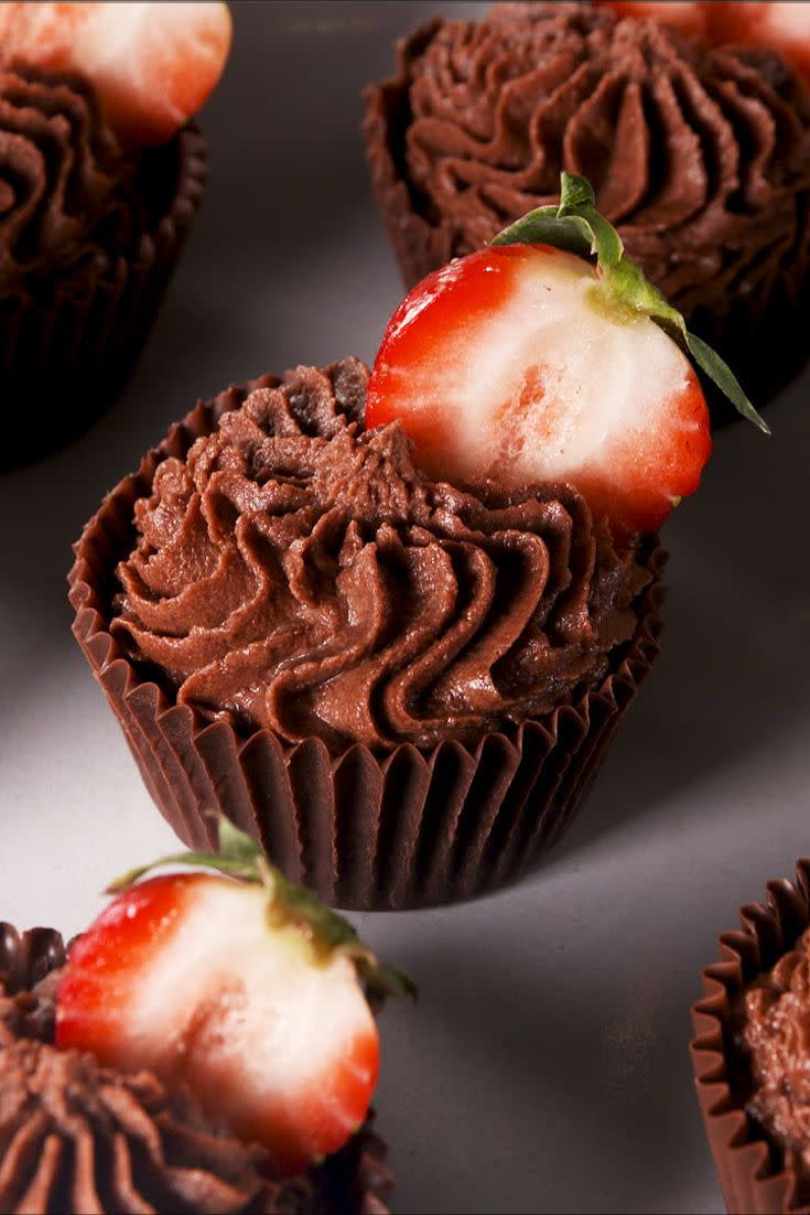 strawberry chocolate mousse cups delishcom