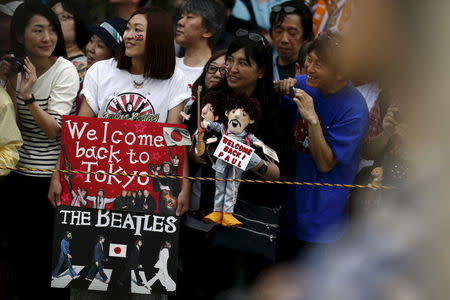 Fans wait for the arrival of Paul McCartney before his gig at the Nippon Budokan Hall in Tokyo April 28, 2015. REUTERS/Thomas Peter