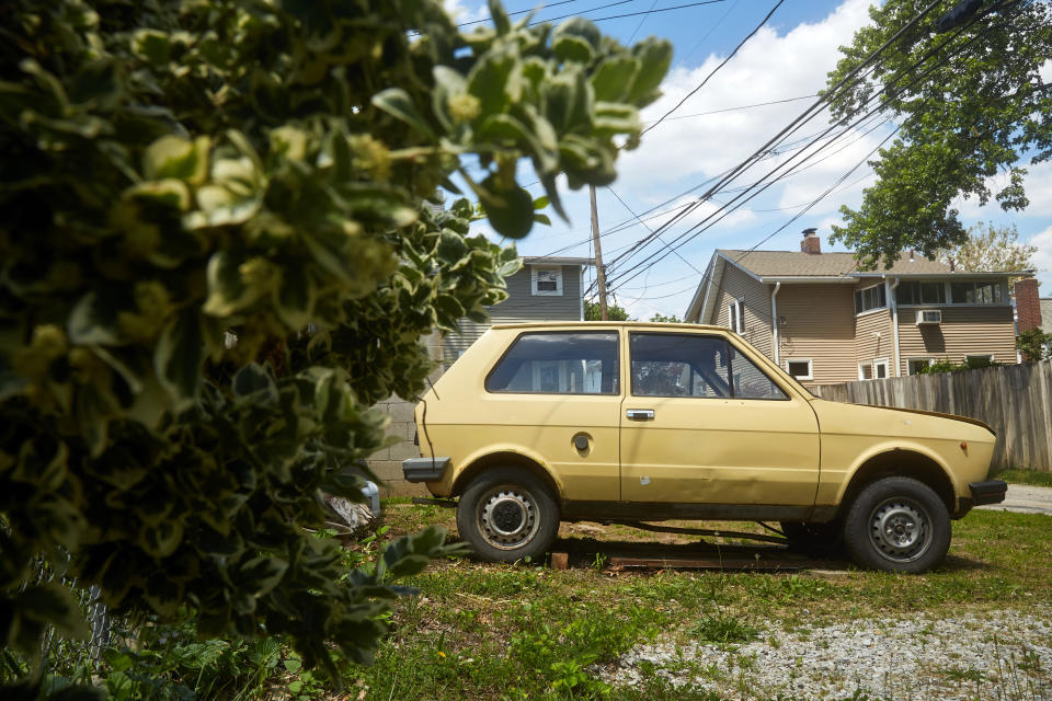 El raro Yugo de 1984 de Valerie Hansen, llevado a Estados Unidos por un expatriado yugoslavo, en su patio trasero en Columbus, Ohio, el 3 de junio de 2021. (Brian Kaiser/The New York Times)