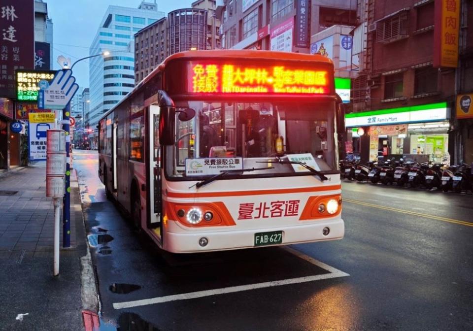 《圖說》交通局滾動式檢討全線及區間接駁車輸運操作摸式。〈交通局提供〉