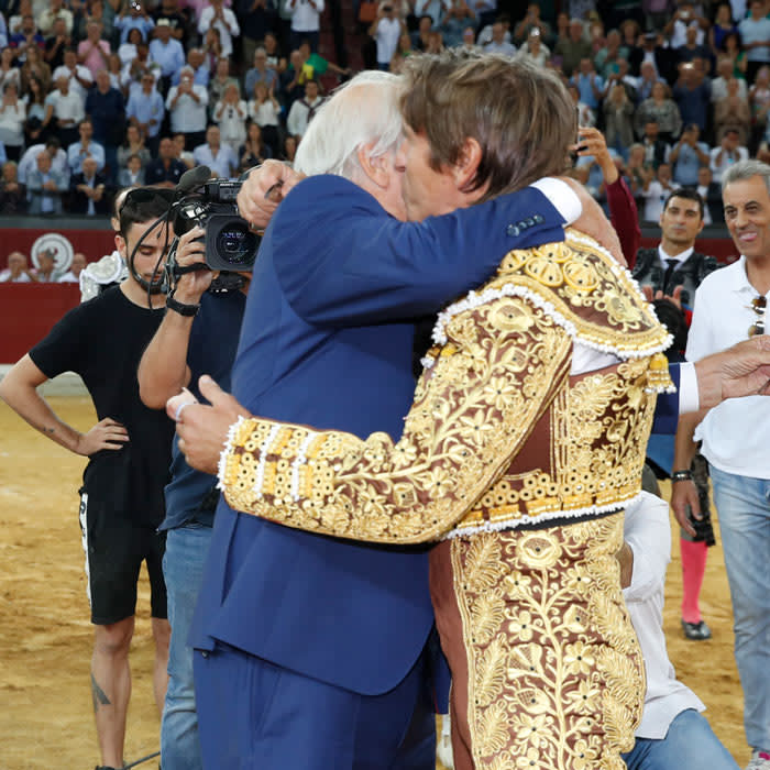 El abrazo de padre e hijo