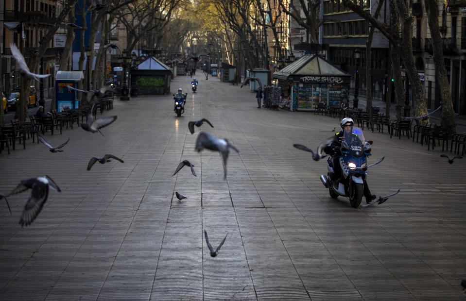 Agentes de los Mossos d'Esquadra patrullan Las Ramblas de Barcelona (España) el 15 de marzo. (Foto: Emilio Morenatti / AP).