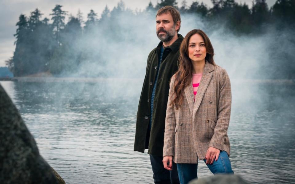 Rossif Sutherland and Kristin Kreuk<p>CR: FOX</p>