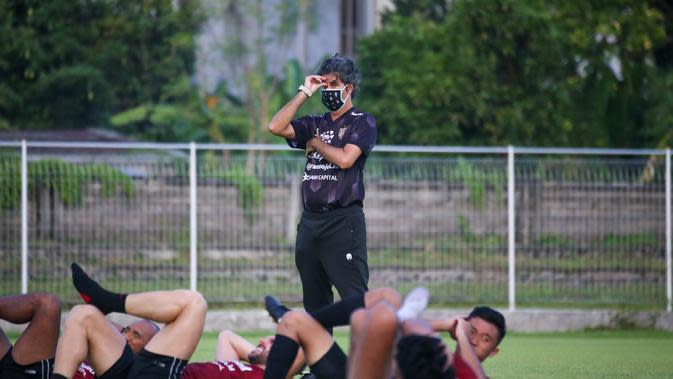 Pelatih Bali United Stefano Teco Cugurra saat memantau anak asuhnya berlatih di Lapangan Gelora Samudera Kuta, Selasa (10/5/2022). (Maheswara Putra/Bola.com)