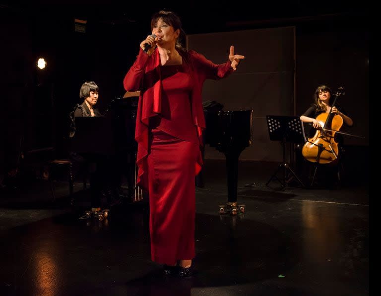 Andrea Bonelli, en escena, es acompañada por la pianista Shino Ohnaga y la cellista Cristina Titi Chiappero