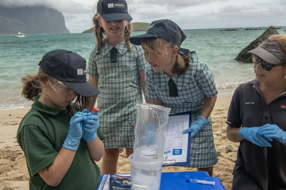 聯合國教科文組織發起全球性的公民科學計畫「Environmental DNA Expeditions」，邀請各地居民在世界海洋遺址地收集eDNA樣本。照片來源：Justin Gilligan／UNESCO官網（CC BY-SA 3.0 IGO）