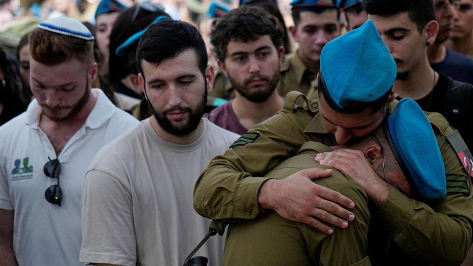 ▼以色列開始大規模集結兵力，徵召後備役軍人反擊哈馬斯。（圖／AP NEWSROOM）