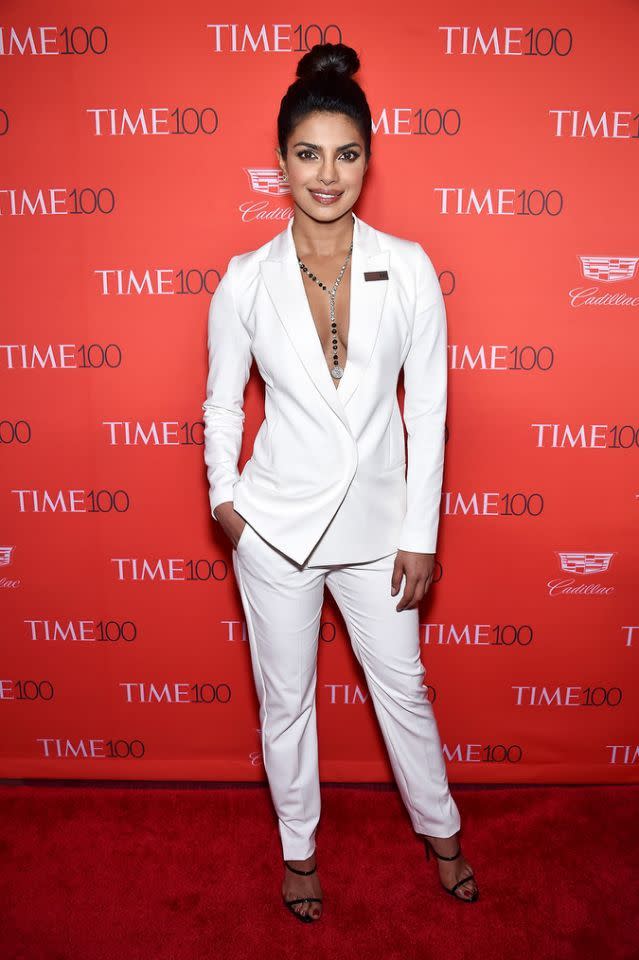 <p>Priyanka Chopra portait un tailleur blanc sans haut ainsi qu'un collier audacieux au Gala TIME 100. Elle faisait en effet partie des Personnes les plus Influentes au Monde cette année-là. <i>(Photo : Getty Images)</i></p>