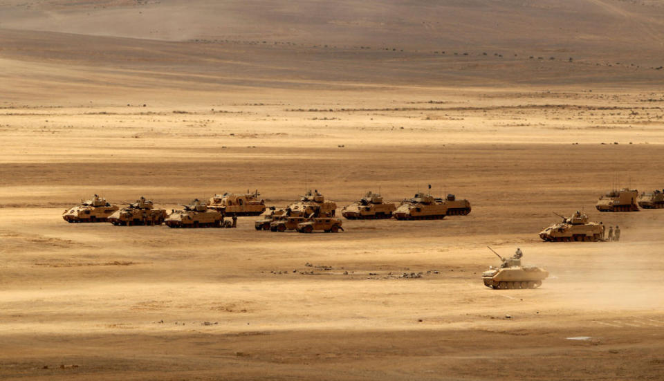 Bei einer gemeinsamen Übung fahren Panzer des jordanischen und des US-Militärs rund 100 Kilometer östlich der jordanischen Hauptstadt Amman durch die Azraq-Wüste. (Bild: ddp; Xinhua/Mohammad Abu Ghosh)